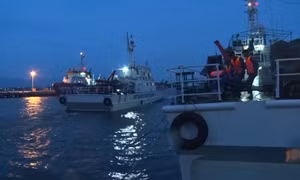 Tàu Cảnh sát biển đưa ngư dân trên tàu cá vào bờ tránh trú báo Noru