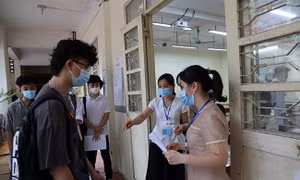 Video thí sinh Hà Nội và TP Hồ Chí Minh làm thủ tục dự thi THPT