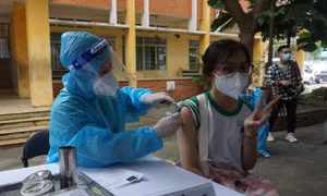 Học sinh TP Hồ Chí Minh phấn khởi đi tiêm vaccine phòng COVID-19