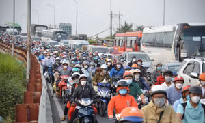 Người dân ùn ùn rời TP Hồ Chí Minh về quê ăn Tết