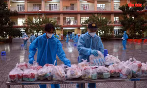 Mang Tết trung thu đến với thiếu nhi trong các bệnh viện dã chiến, khu phong tỏa