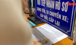 Nhiều người dân chưa rõ thủ tục trong ngày đầu 'bấm biển số xe định danh' tại Hà Nội