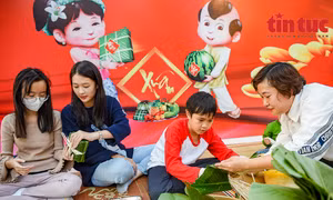 Tái hiện phiên chợ Tết cổ truyền tại tuyến phố ẩm thực ven hồ Trúc Bạch, Hà Nội