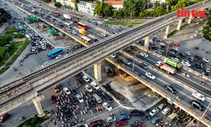 Hà Nội: Cảnh sát giao thông chật vật phân luồng tại nút giao Mai Dịch
