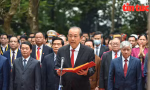 Đoàn đại biểu các dân tộc thiểu số dâng hương Đền thờ các Vua Hùng