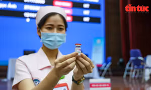 Cận cảnh quy trình tiêm vaccine AstraZeneca phòng COVID-19 tại Trường Đại học Y Hà Nội