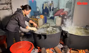 Người dân La Phù thức thâu đêm nấu bánh chưng gửi đồng bào miền Trung