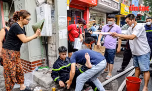 Khoảnh khắc chiến sĩ cứu hoả bị thương được người dân hỗ trợ trong vụ cháy ở Khâm Thiên