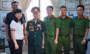 TP Hồ Chí Minh: Cán bộ đến tận nhà tặng quà Quốc Khánh cho người có công với Cách mạng 