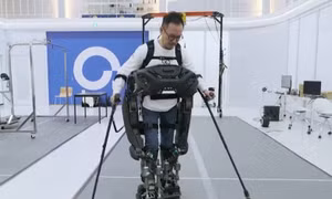 Robot 'Người Sắt' giúp người bị liệt có thể đi lại, leo cầu thang