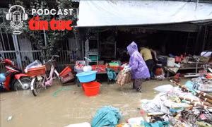 Bác sĩ ơi: Bác sĩ hướng dẫn trị nấm ngứa da cho người dân vùng lũ