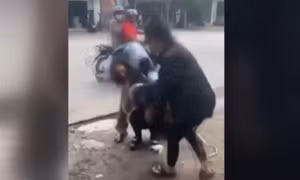 Điều tra việc nữ sinh bị đánh hội đồng trước trường học