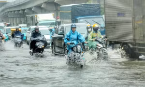 Mưa xuyên đêm, Hà Nội biến thành Hà… Lội