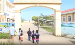 Than Uyên nỗ lực vận động học sinh ra lớp