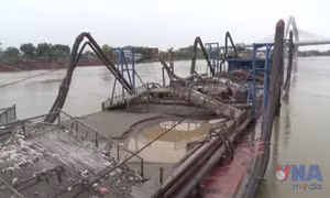 Ninh Bình bắt quả tang phương tiện khai thác cát trái phép trên sông Đào 