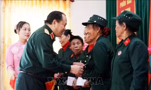 Tặng quà tri ân 72 nữ pháo binh Ngư Thủy anh hùng