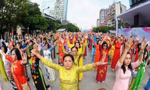 Sôi động đồng diễn áo dài tại Lễ hội Áo dài TP Hồ Chí Minh