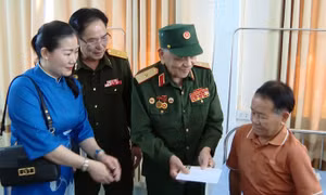 Thắm tình hữu nghị: Trao quà động viên thương bệnh binh Lào