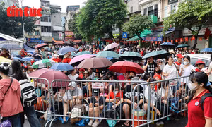 Người dân Hà Nội đội mưa chờ xem diễu binh, diễu hành mừng Quốc khánh