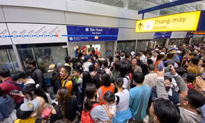 Đông đảo người dân trải nghiệm tuyến metro sau khi chính thức đưa vào vận hành thương mại.