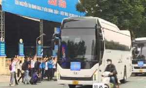 Chuyến xe mùa xuân đưa hàng trăm gia đình công nhân về quê đón Tết