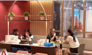 Lượng đặt chỗ bữa cơm tất niên tại nhà hàng ở Trung Quốc tăng vọt