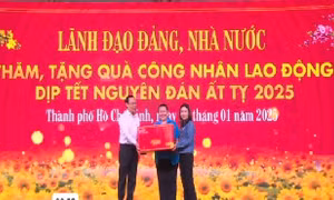 Bí thư Thành ủy TP Hồ Chí Minh trao quà Tết đến công nhân, lao động