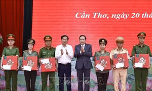Chủ tịch Quốc hội tặng quà Tết đồng bào, chiến sỹ thành phố Cần Thơ