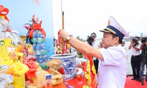 Tưởng niệm các anh hùng liệt sĩ và nhân dân đã hy sinh trong trận đánh ngày 2 và 5/8/1964