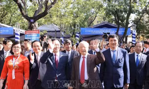 Giáo sư, Tiến sĩ Nguyễn Phú Trọng, Tổng Bí thư, Chủ tịch nước, cựu học sinh trường THPT Nguyễn Gia Thiều đến dự Lễ kỷ niệm 70 năm Ngày thành lập Trường Nguyễn Gia Thiều. Ảnh: Trí Dũng/TTXVN