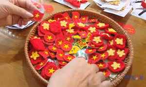 'Trend' yêu nước qua các phụ kiện cờ đỏ - sao vàng