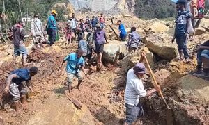 Đào bới tìm 2.000 người bị chôn sống sau vụ lở đất thảm khốc ở Papua New Guinea