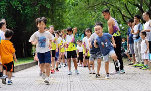 Độc đáo với mô hình lớp học chạy bộ miễn phí cho trẻ em