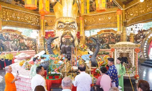 Đông đảo người dân đến các khu vui chơi, giải trí ngày Giỗ Tổ Hùng Vương