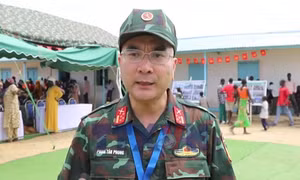 Người lính mũ nồi xanh Việt Nam sửa trường cho học sinh Abyei