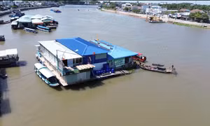 Đình chỉ bè du lịch có du khách rơi xuống sông ở chợ nổi Cái Răng