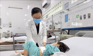 Cứu bé gái 2 tuổi thủng ruột do nuốt 27 cục nam châm