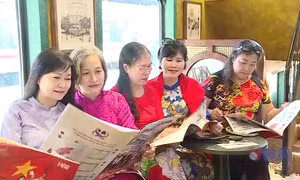 Hàng nghìn tờ báo đặc sắc của TTXVN có mặt chuyến tàu 'Hà Nội 5 cửa ô'