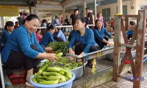 Những suất cơm yêu thương trao gửi đến bệnh nhân nghèo