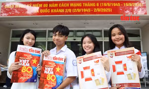 Bạn trẻ hào hứng với mô hình 3D 'Bác Hồ đọc Tuyên ngôn Độc lập' 