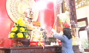 Phó Chủ tịch nước Võ Thị Ánh Xuân dâng hương tưởng nhớ Chủ tịch Tôn Đức Thắng