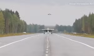 Lần đầu trên thế giới, chiến đấu cơ F-35A hạ cánh trên đường cao tốc