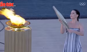 Ngọn đuốc Olympic lên thuyền buồm cổ, bắt đầu hành trình tới Pháp