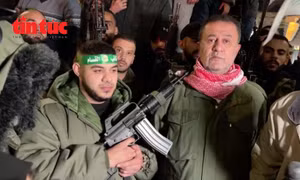 Nhiều người Bờ Tây cầm súng xuống đường biểu tình sau khi phó thủ lĩnh Hamas bị ‘ám sát’
