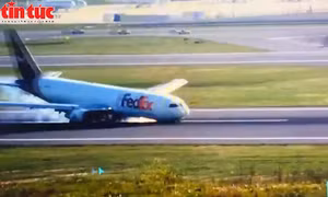 Máy bay Boeing 767 gặp sự cố ở Thổ Nhĩ Kỳ, thân trước trượt dài trên đường băng