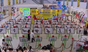 Trưng bày tranh da 'Về chung một nhà' gây quỹ xây cầu vùng cao 