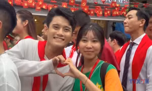 Đoàn phim 'Mưa đỏ' thu hút sự quan tâm đặc biệt của người dân 