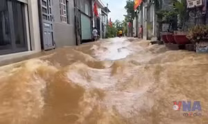 Nước lũ dâng cao hơn 1m, hàng trăm hộ dân bị ngập sâu