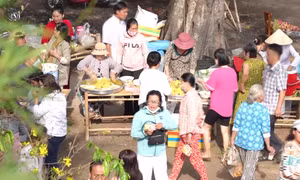 Độc đáo Phiên chợ sử dụng lá cây thay cho tiền ở Tây Ninh