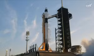 SpaceX phóng tàu giải cứu phi hành gia mắc kẹt trên ISS